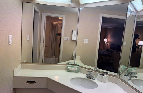 Clodine Hotel | Charming Non-Smoking King Bedroom in Lovely Houston with AC