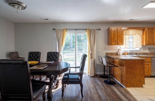 Oakland House | Charming renovated 3-bedroom home in Dalzell with WiFi and fully furnished