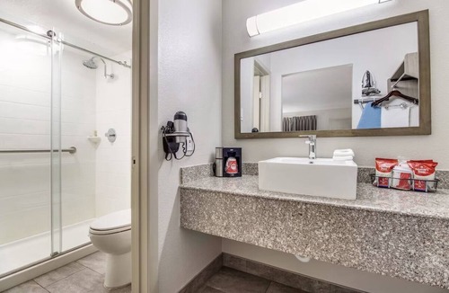 Addison Hotel | Charming Room with Outdoor Pool & Free Parking - Relaxing Stay