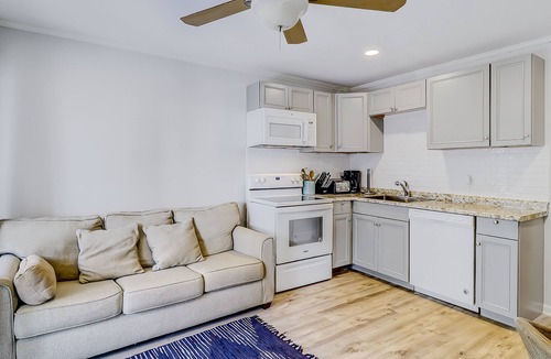 Hilton Head Island Condo | Charming second-floor condo with shared pool & picnic area - walk to the beach