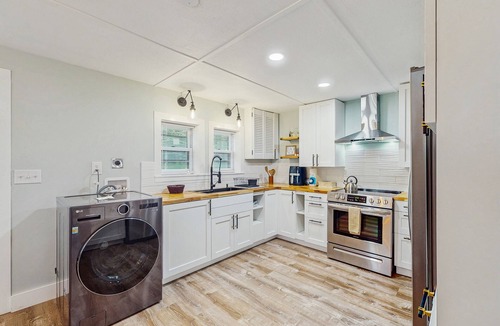 Newland Cottage | Charming Single Level Retreat with Full Kitchen, Wifi, and Washer/Dryer Combo