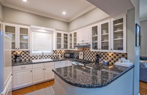 Uptown House | Charming State Thomas Home - Big Groups Welcome!