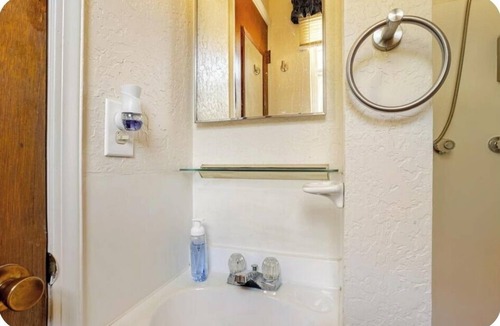 Connerville House | Charming studio in Mannsville OK, w/Starlink internet & cozy queen bed.