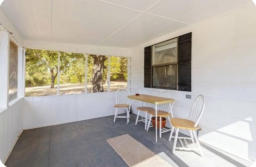 Connerville House | Charming studio in Mannsville OK, w/Starlink internet & cozy queen bed.