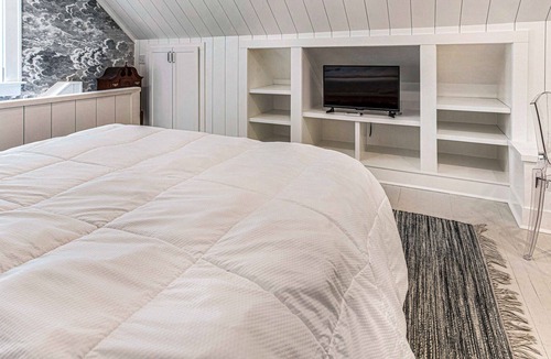 Midtown Apartment | Charming Studio Long-term Rental in Ardsley Park by Lucky Savannah