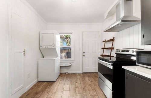 Tech Terrace House | Charming Tech Terrace Bungalow~Walk to JB Coffee, Campus & Dog Park!