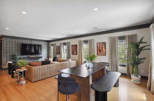 Old West Broad Neighborhood House | Charming Townhome Near Forsyth Park Free Parking