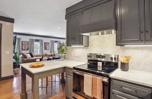 Old West Broad Neighborhood Condo | Charming Townhome Near Forsyth Park | Free Parking
