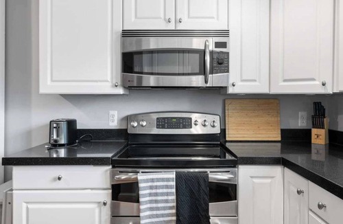Del Ray House | Charming Townhouse Retreat by CozySuites