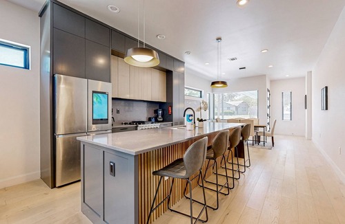 Highland House | Charming townhouse with W/D and enclosed backyard