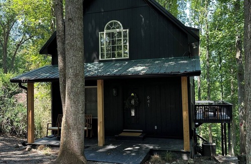 Smithville Cabin | Charming Treehouse cabin with WiFi, Hot tub, Firepit in marvelous Smithville
