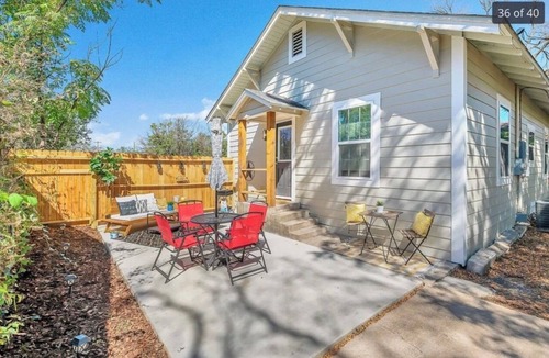 Dean Highland House | Charming Waco Oasis + hot tub - 8 mins to Baylor & Magnolia