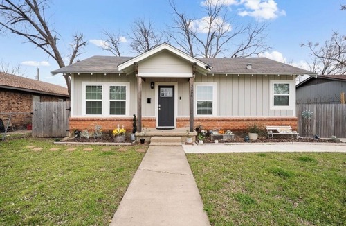 Dean Highland House | Charming Waco Oasis + hot tub - 8 mins to Baylor & Magnolia