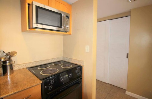 Ala Moana Apartment | Charming Waikiki Condo Steps to Beach and Shops