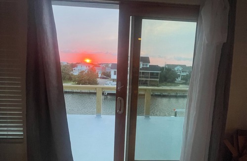 Ocracoke Apartment | Charming Waterfront Pet-Friendly 1-bedroom apartment with AC & WiFi on Ocracoke