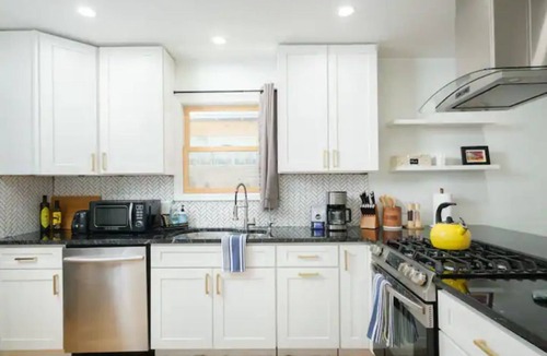 Pleasant Street House | Cheerful 2-BDRM/2.5 Bathroom Home Near DWTN & UF