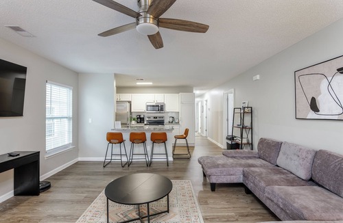Columbia House | Cheerful 3 bed home with close access to lots