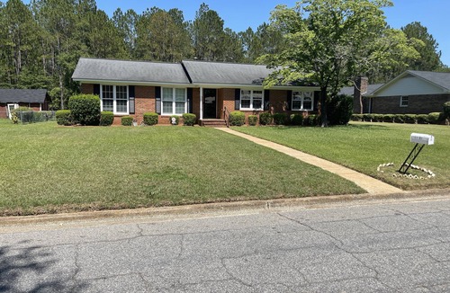 Albany House | Cheerful 3 Bedroom House in a Quiet Neighborhood