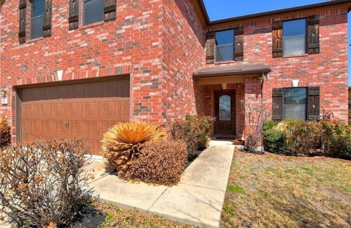 McNeil House | Cheerful 4 Bedroom House with Garage