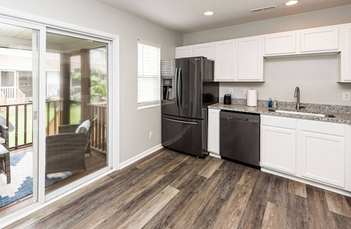 Charleston House | Cheerful & Comfy Townhome. Conveniently Located!