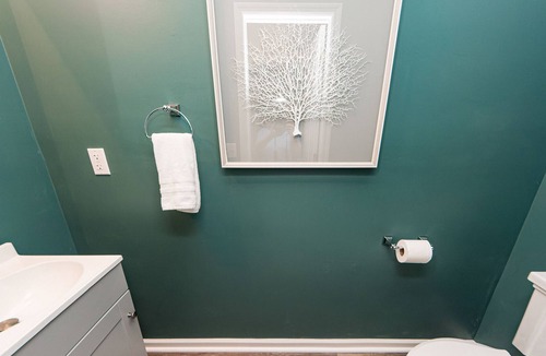 Charleston House | Cheerful & Comfy Townhome. Conveniently Located!