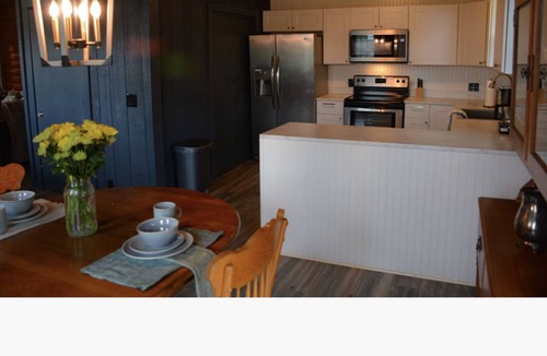 Unionville Cabin | Cheerful Cozy Retreat - 3 BR - Newly Renovated
