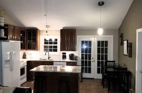 Pocono Summit House | Cheerful ranch