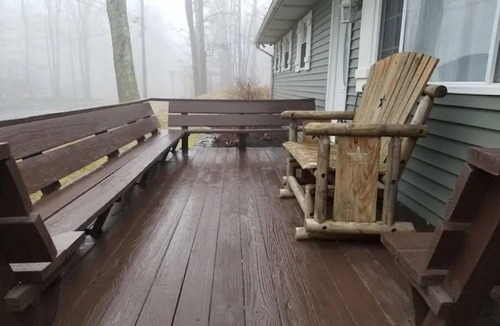 Pocono Summit House | Cheerful ranch