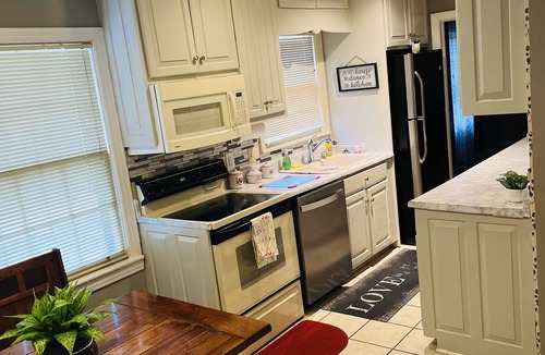 Waycross House | Cheerful, Spacious, and Cozy 2 bedroom home with fireplace