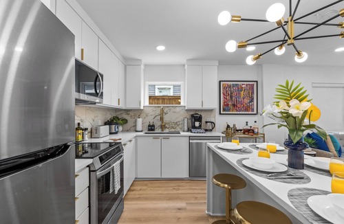 Oak Cliff Apartment | Chic 2BR flat w/fireplace & gated parking