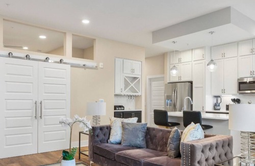 Fourth Ward Condo | Chic 2BR High-Rise Hot Tub, Gym, & Rooftop Views🌆
