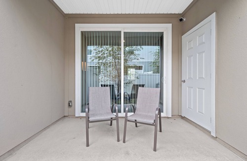 Arlington House | Chic 2BR Townhome close to Downtown and Beaches