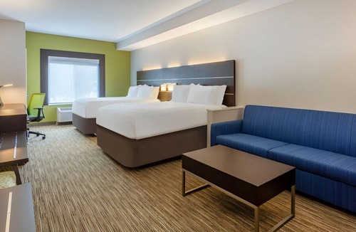 Arrowood House | Chic & Elegant Room near Starmount Shopping