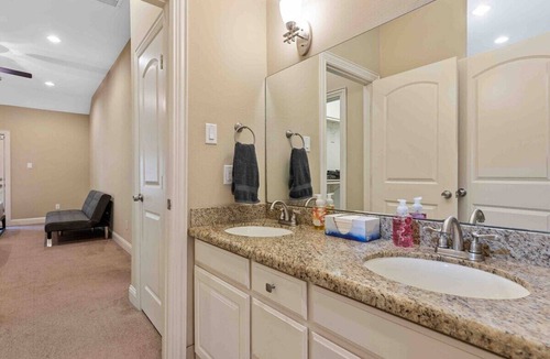 Glencoe House | Chic Home with Massage Chair & Secret Library