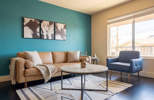 Riverside Apartment | Chic King 1BR Downtown Access, Pool, Parking & Gym