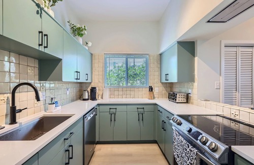 Judge's Hill House | Chic Mid-Century! Walk to UT and Downtown
