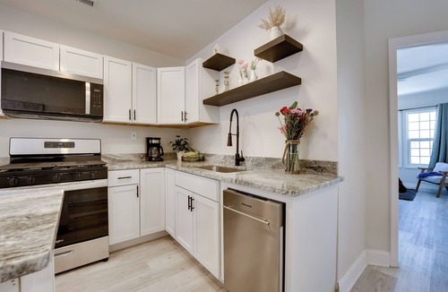 Hamtramck Apartment | Chic Modern Apt w/Free Parking Near Dtwn Detroit