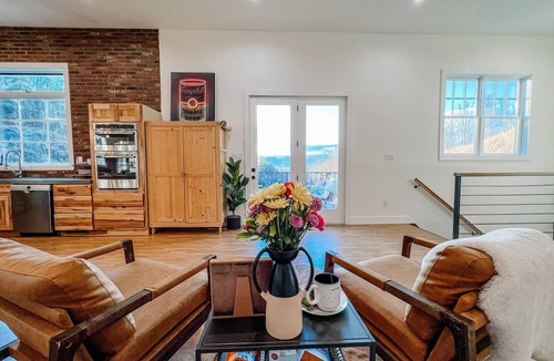 Marshall House | Chic Mountain Stay w/3 Full Suites, Gorgeous Mountain Views & Private Day Spa
