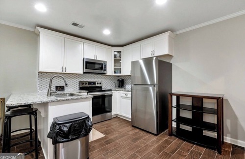 Buford Apartment | Chic Retreat Escape with Swimming Pool, Gym & Jacuzzi