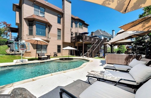 Buford Apartment | Chic Retreat Escape with Swimming Pool, Gym & Jacuzzi