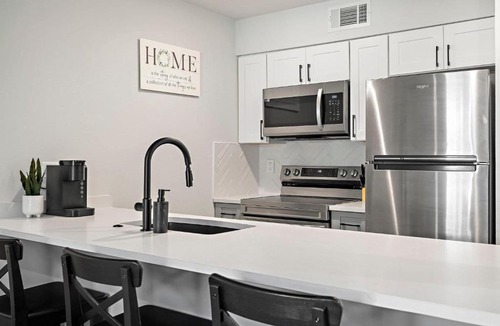 Barton Hills Apartment | Chic & Stylish 1BR Retreat - Near Zilker Park