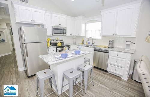Surfside Beach House | Chloe's Crib - Sleeps 10 - Private Hot Tub