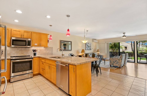 Kihei Condo | Christmas available at beautiful oceanview Maui Kamaole I-103