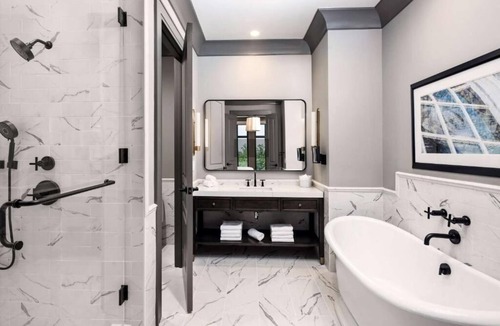 Ansonborough Hotel | City Base w/Kitchen & Balcony, Near Liberty Square & Waterfront Park
