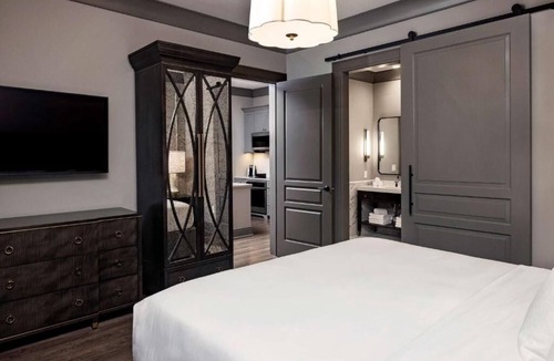 Ansonborough Hotel | City Base w/Kitchen & Balcony, Near Liberty Square & Waterfront Park