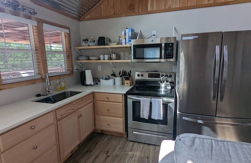 Paluxy House | City Escapes Cabins, Daisy Cabin