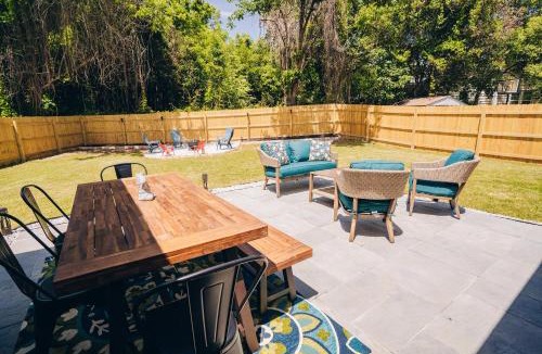 Charlotte House | City Retreat - 4 Bedroom Oasis with King & Private Yard near Downtown