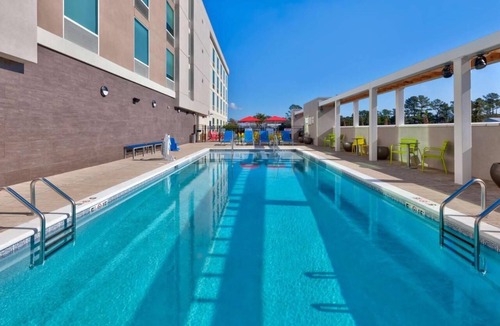 Wilmington Hotel | Cityscape Comfort! 3 Family-friendly Units! Pool, Minutes to Wrightsville Beach!