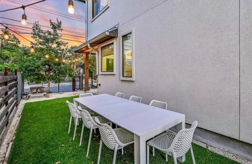 Swede Hill House | Cityscape Retreat | Sleeps 14 | City Views + Grill