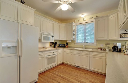 Isle of Palms House | CLASSIC and Cozy IOP Beach Home, Family-Friendly, Walk to Marina!